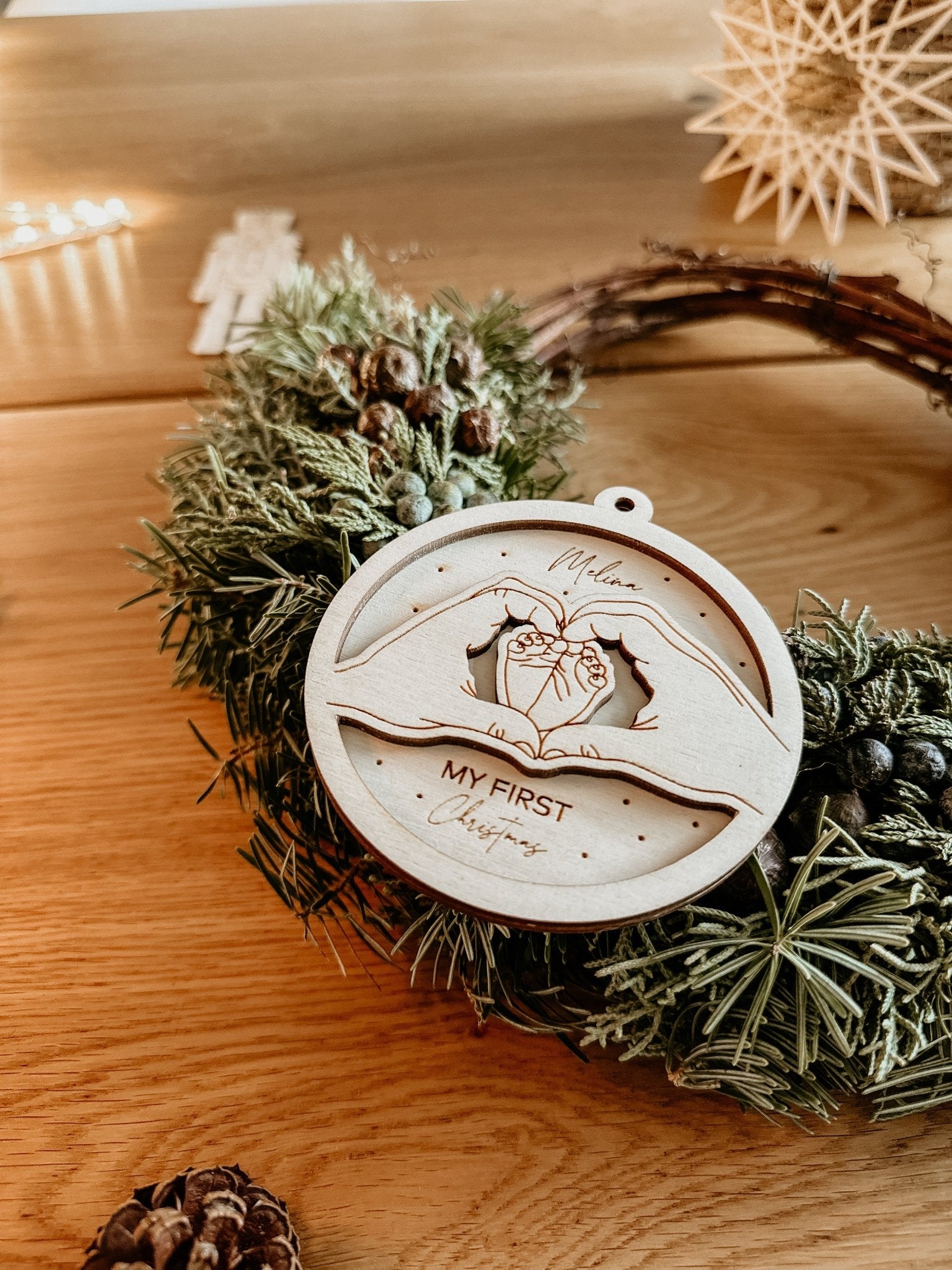 Personalisierte 3D Weihnachtskugel "First Christmas" 2-teilig | Weihnachtsbaum Anhänger | Christbaumkugel personalisiert | Holzanhänger - lyllevenn-store