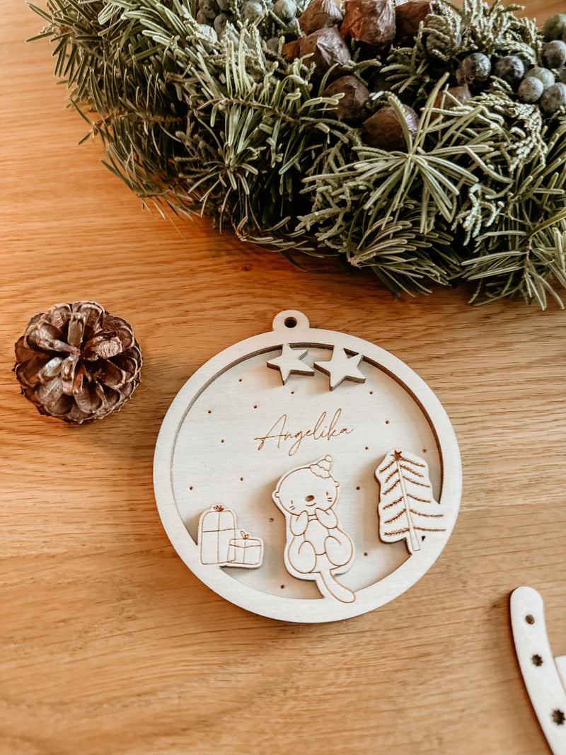 Personalisierte 3D Weihnachtskugel Otter 2-teilig | Weihnachtsbaum Anhänger | Christbaumkugel personalisiert | Holzanhänger - lyllevenn-store