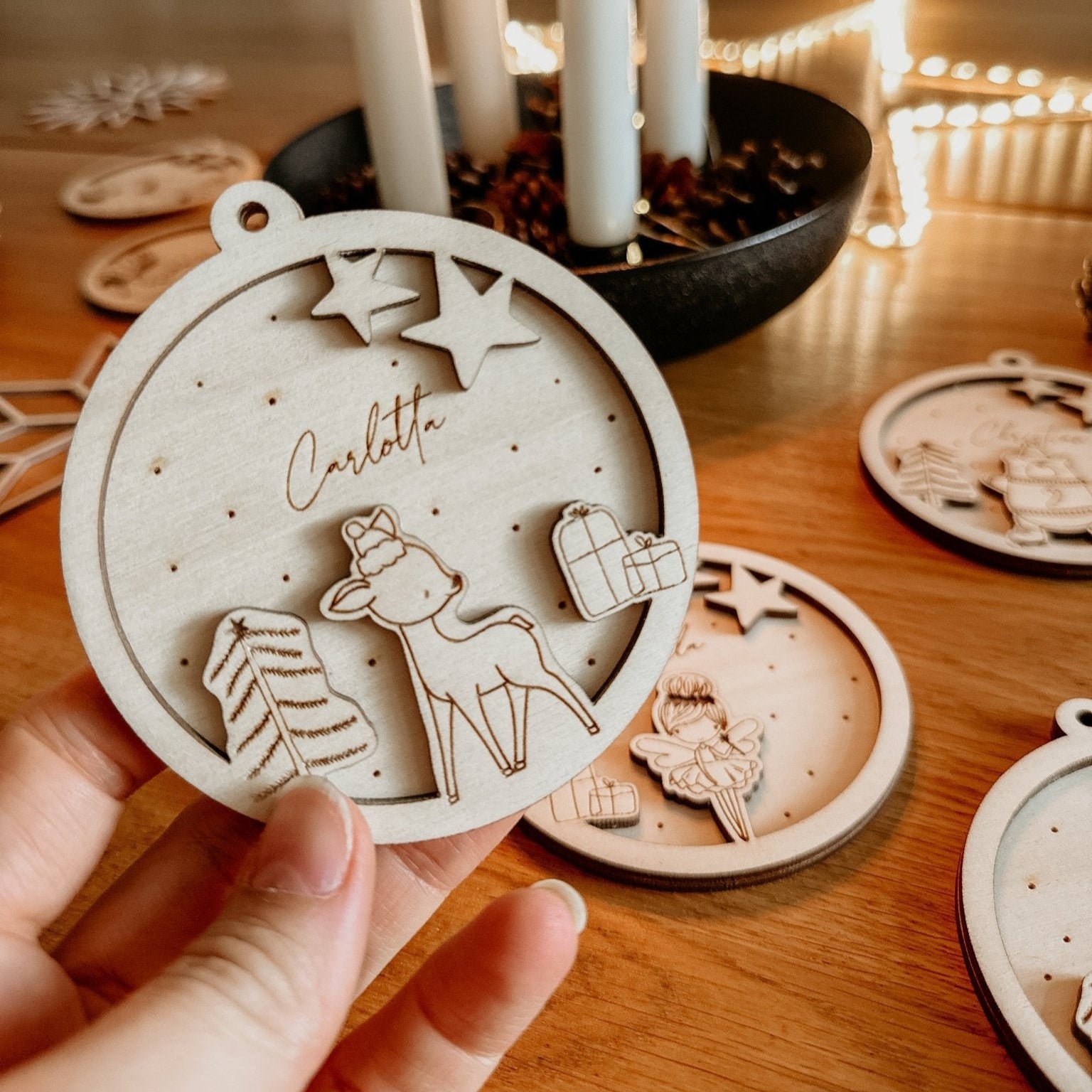 Personalisierte 3D Weihnachtskugel Rehkitz 2-teilig | Weihnachtsbaum Anhänger | Christbaumkugel personalisiert | Holzanhänger - lyllevenn-store