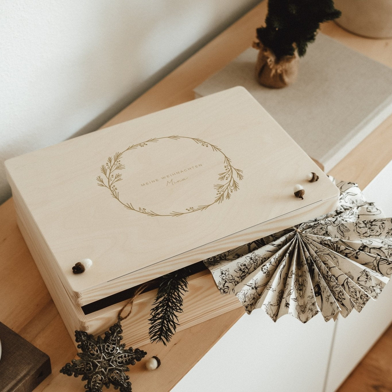 Personalisierte Holzkiste Weihnachten | nachhaltige Erinnerungskiste | Weihnachtsbox | Holzbox – BERRIE & PINES - lyllevenn-store