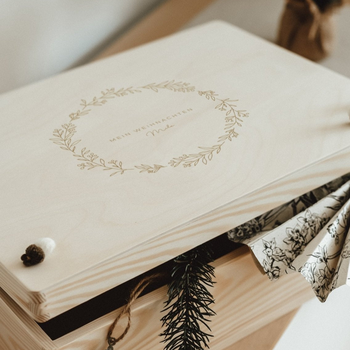 Personalisierte Holzkiste Weihnachten | nachhaltige Erinnerungskiste | Weihnachtsbox | Holzbox – FESTTAGSKRANZ - lyllevenn-store