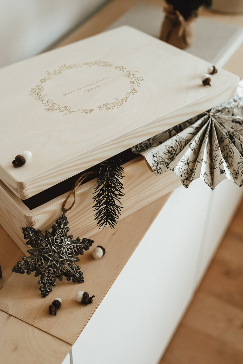 Personalisierte Holzkiste Weihnachten | nachhaltige Erinnerungskiste | Weihnachtsbox | Holzbox – FESTTAGSKRANZ - lyllevenn-store