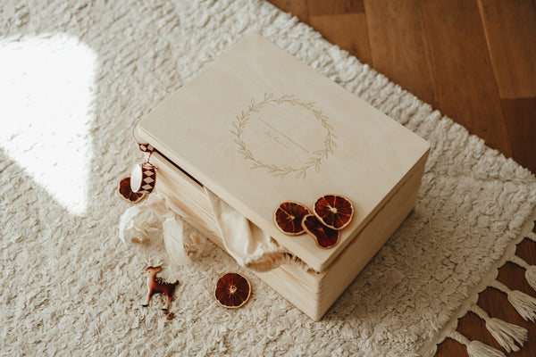 Personalisierte Holzkiste Weihnachten | nachhaltige Erinnerungskiste | Weihnachtsbox | Holzbox – Mistel - lyllevenn-store