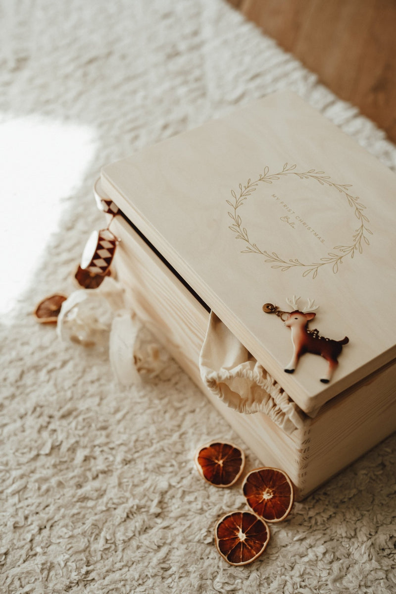 Personalisierte Holzkiste Weihnachten | nachhaltige Erinnerungskiste | Weihnachtsbox | Holzbox – Mistel - lyllevenn-store