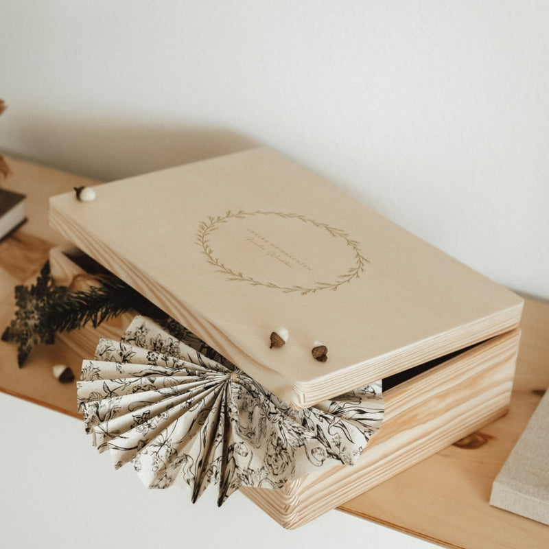 Personalisierte Holzkiste Weihnachten | nachhaltige Erinnerungskiste | Weihnachtsbox | Holzbox – PINE WREATH - lyllevenn-store