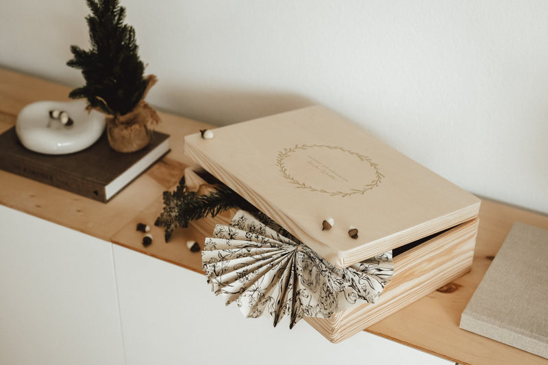 Personalisierte Holzkiste Weihnachten | nachhaltige Erinnerungskiste | Weihnachtsbox | Holzbox – PINE WREATH - lyllevenn-store