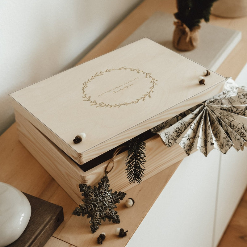 Personalisierte Holzkiste Weihnachten | nachhaltige Erinnerungskiste | Weihnachtsbox | Holzbox – PINE WREATH - lyllevenn-store