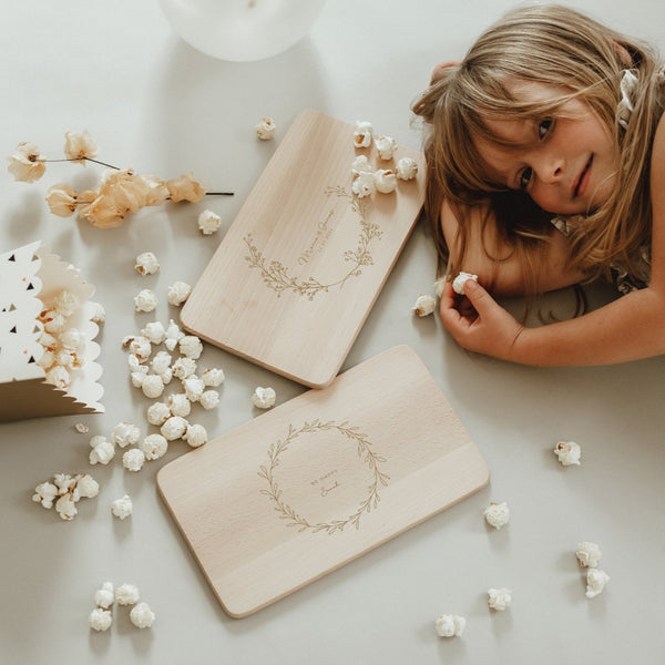 Personalisiertes Schneidbrett als Geschenk | Holzbrettchen | Frühstücksbrett | scandinavian Home | Wunschtext | wreath | Blätterkranz - lyllevenn-store
