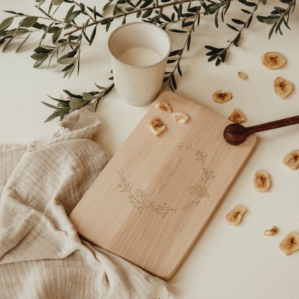 Personalisiertes Schneidbrett als Geschenk | Holzbrettchen | Frühstücksbrett | scandinavian Home | Wunschtext | wreath | Blätterkranz - lyllevenn-store
