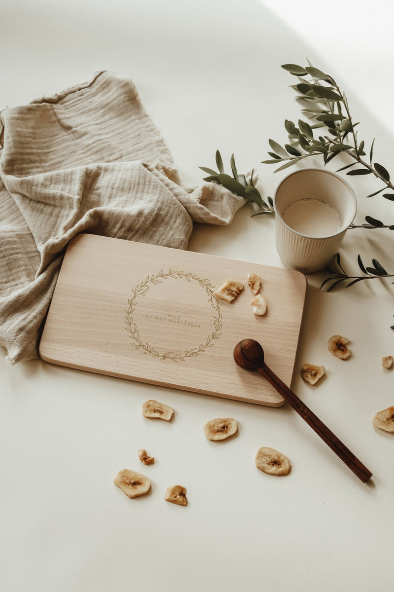 Personalisiertes Schneidbrett als Geschenk | Holzbrettchen | Frühstücksbrett | scandinavian Home | Wunschtext | wreath | Blätterkranz - lyllevenn-store
